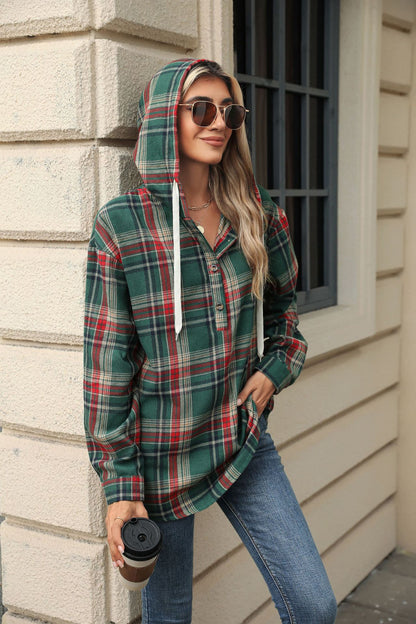 Blouse à capuche à carreaux pour femmes avec des détails pratiques de boutons et une coupe décontractée Chic und Stil