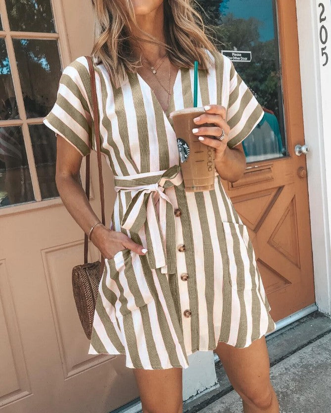 Robes portefeuille pour femmes au look rayé moderne avec boutonnière pratique et ceinture à la taille Chic und Stil