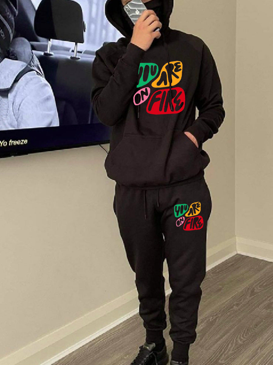 Hoodie and jogger pants set for men with creative print Chic und Stil