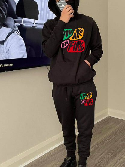 Hoodie and jogger pants set for men with creative print Chic und Stil