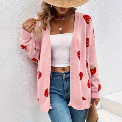Veste tricotée pour femmes avec un motif de fraises joyeux et un matériau doux Chic und Stil