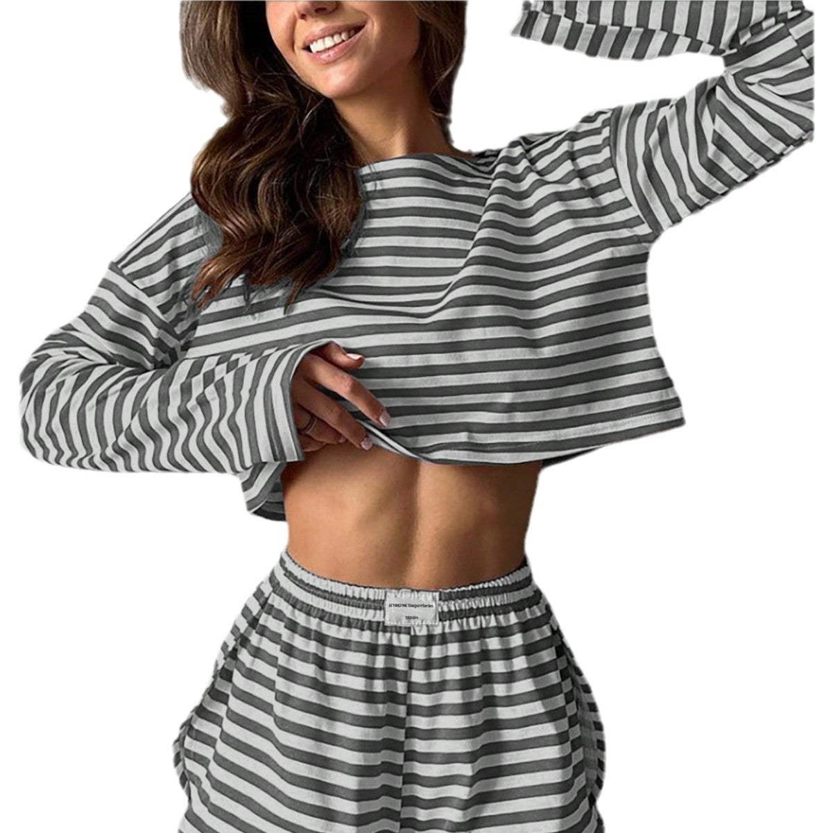 Ensemble décontracté rayé pour femmes avec top court et shorts Chic und Stil