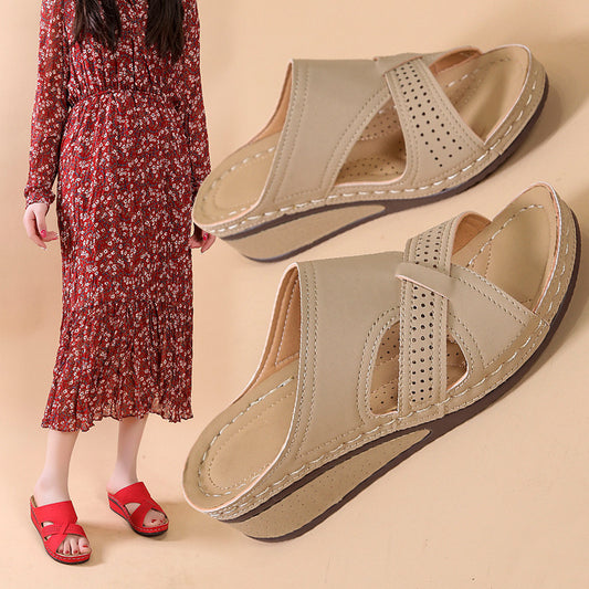 Sandales à talons compensés confortables pour femmes avec des détails perforés et semelle antidérapante Chic und Stil