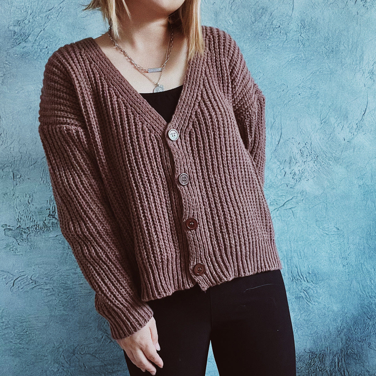 Dames pull-over tricot moelleux avec des détails de bouton modernes et une coupe ample Chic und Stil