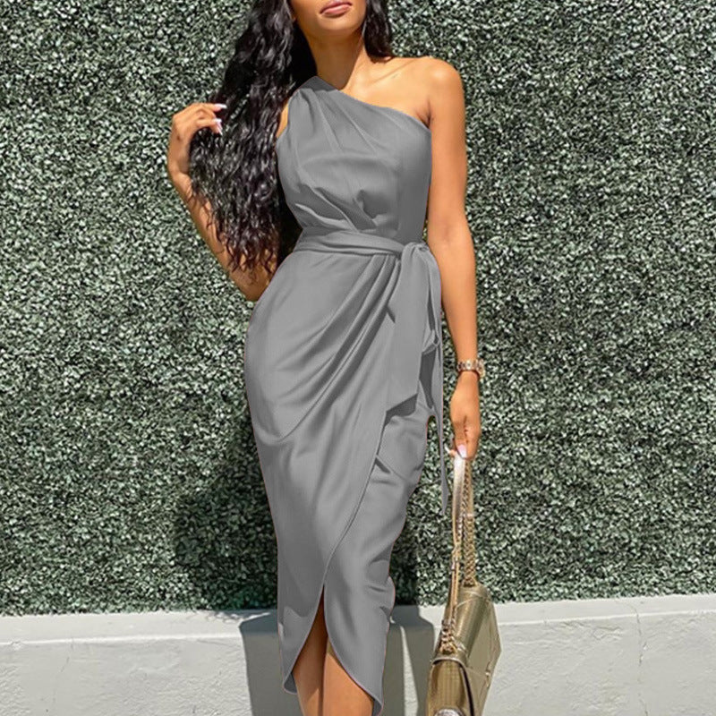Robe enveloppante élégante pour femmes avec coupe asymétrique et ceinture à la taille Chic und Stil