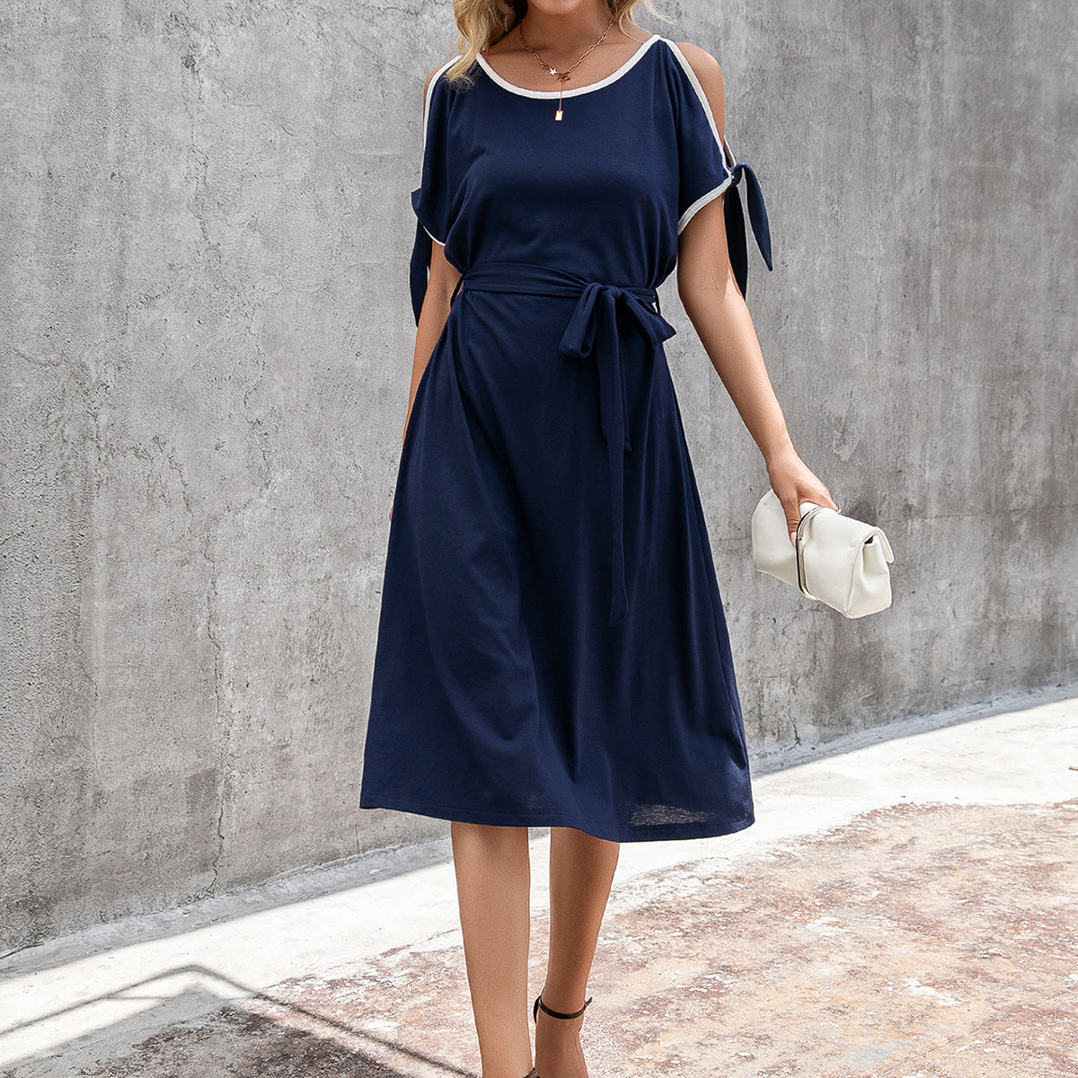 Robe midi femme avec des détails d'épaule audacieux et une ceinture ajustable Chic und Stil