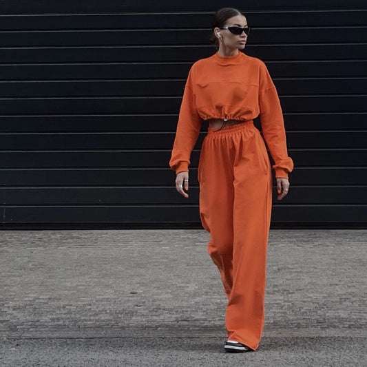 Urban fit sweatpants for women with a casual crop top Chic und Stil