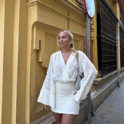 Robe courte élégante pour femmes avec design effiloché et décolleté en V Chic und Stil