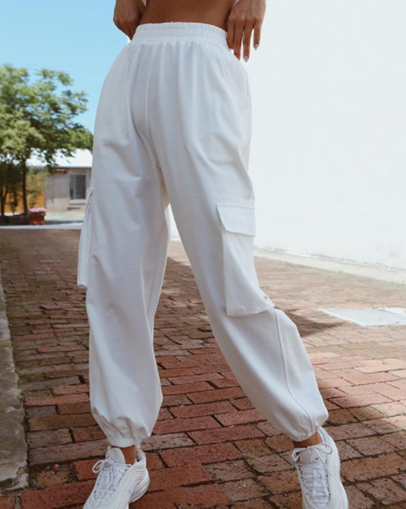 Fashionable women's cargo pants with elastic waist and practical pockets Chic und Stil