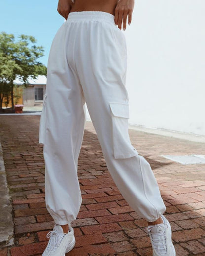 Fashionable women's cargo pants with elastic waist and practical pockets Chic und Stil