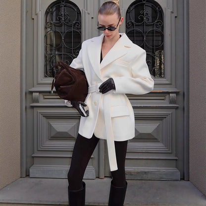 Blazer féminin tendance avec ceinture à la taille et poches pratiques Chic und Stil