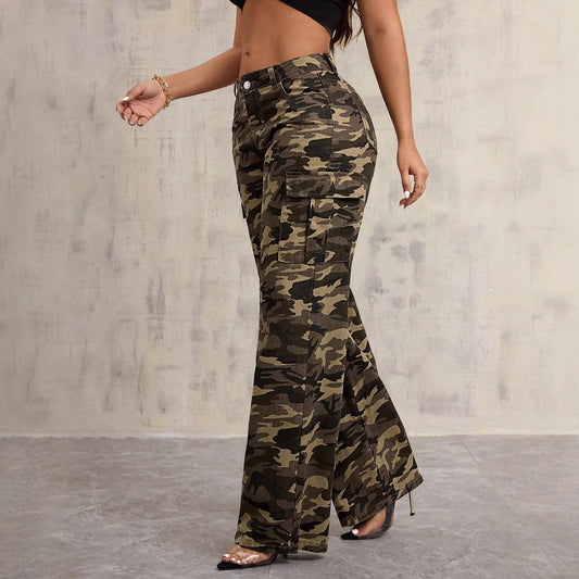 Pantalon cargo pour femmes à coupe ample avec motif camouflage et taille haute Chic und Stil