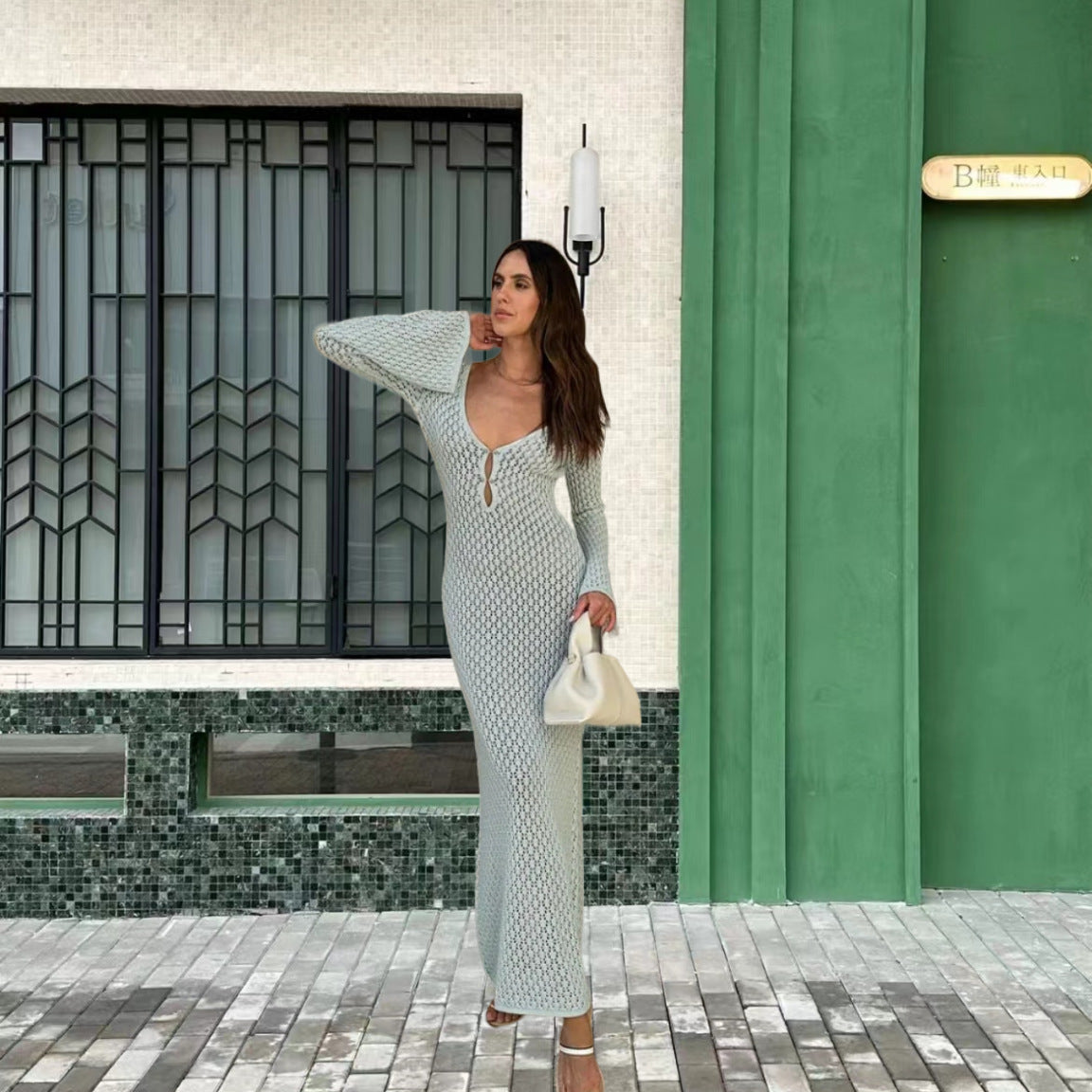 Robe maxi en tricot pour femmes avec décolleté en V profond et porte-clés décoratif Chic und Stil