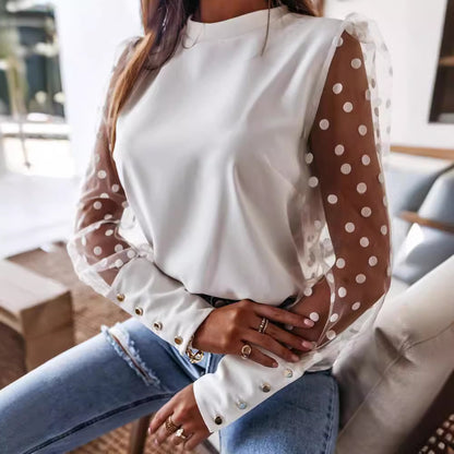 Blouse pour femmes avec des manches bouffantes transparentes et un design à pois Chic und Stil