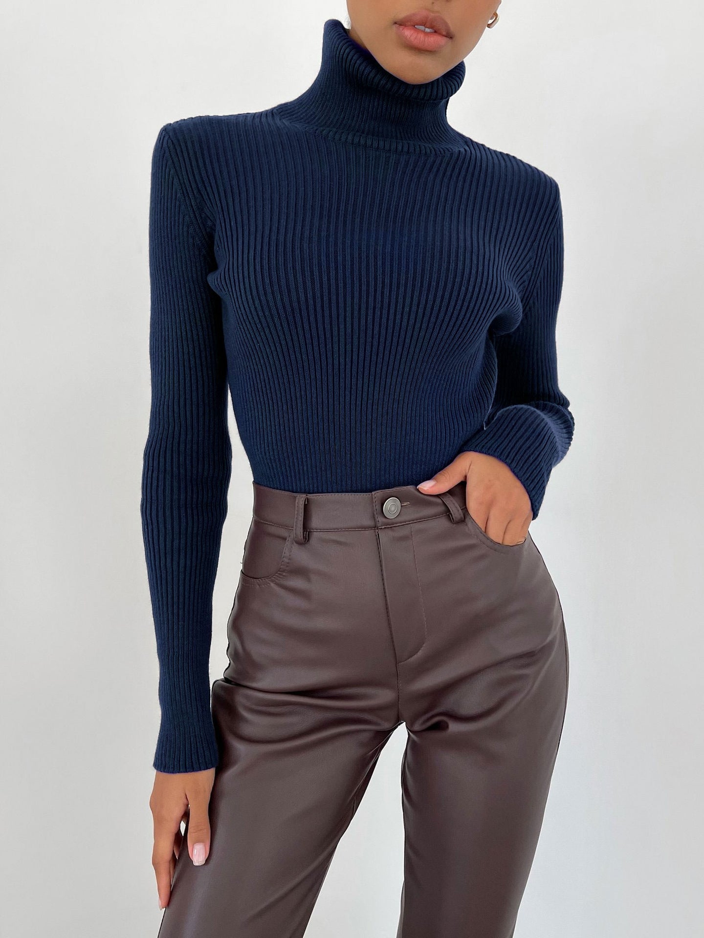 Pull-over à col roulé pour dames avec un design côtelé et une coupe décontractée Chic und Stil