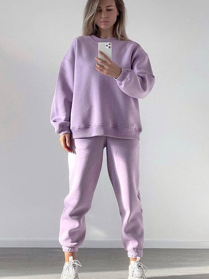 Casual set for women in oversized sweatshirt and jogger pants Chic und Stil