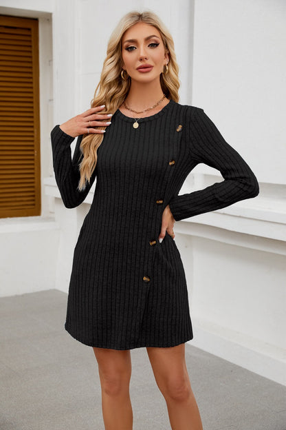 Robe tricotée pour femmes avec design côtelé de haute qualité et boutons décoratifs Chic und Stil