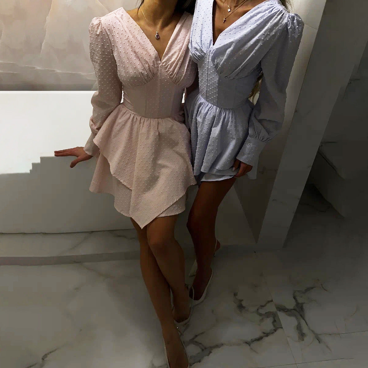 Robe portefeuille ludique pour femmes avec des manches volumineuses et un ourlet asymétrique Chic und Stil