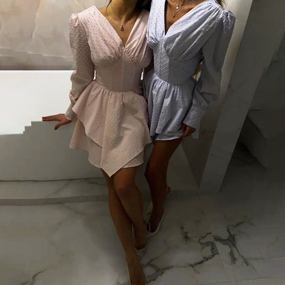 Robe portefeuille ludique pour femmes avec des manches volumineuses et un ourlet asymétrique Chic und Stil