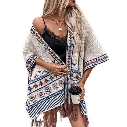 Women elegant poncho with colorful ethnic pattern Chic und Stil