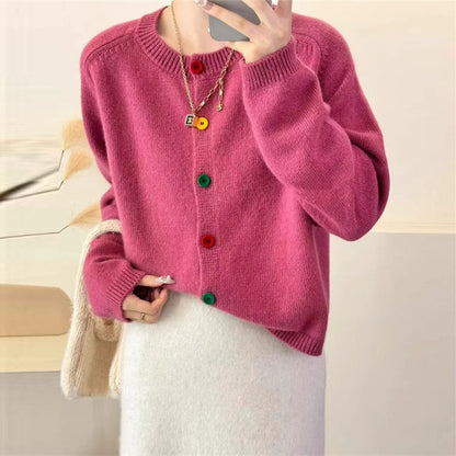 Dames cardigan en peluche avec des détails de boutons colorés et une coupe moderne Chic und Stil