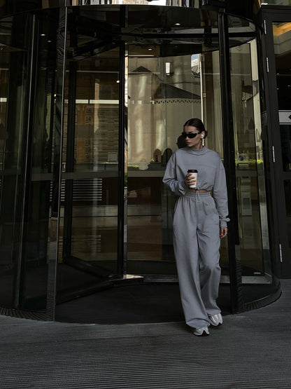 Urban fit sweatpants for women with a casual crop top Chic und Stil