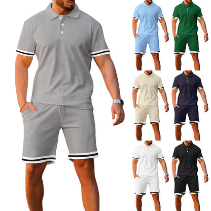 Ensemble polo et shorts sportif pour hommes avec bandes contrastées Chic und Stil