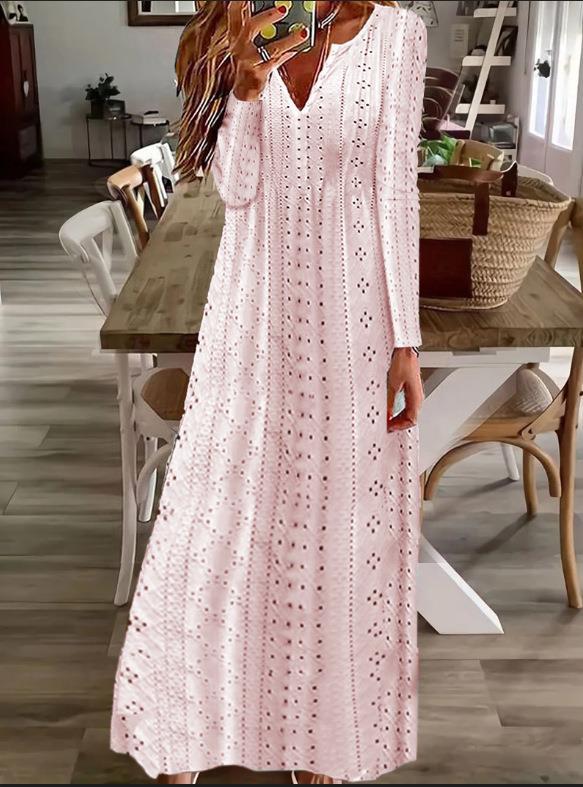 Robe maxi pour dames avec un motif en dentelle délicate et décolleté en V Chic und Stil