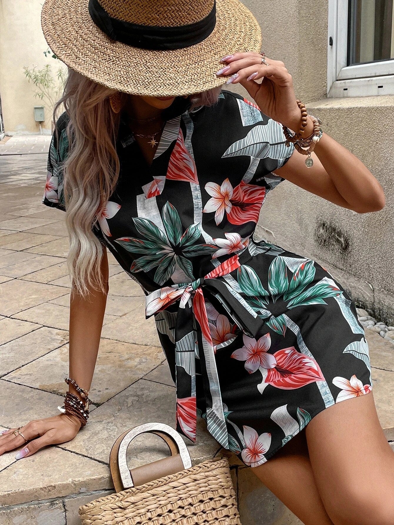 Robe mini femme avec imprimé tropical et ceinture à nouer ajustable Chic und Stil