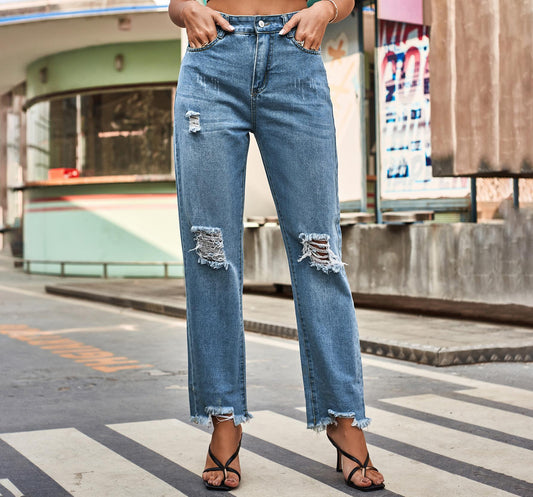 Jeans détruits pour femmes dans une coupe boyfriend moderne avec des détails effilochés Chic und Stil
