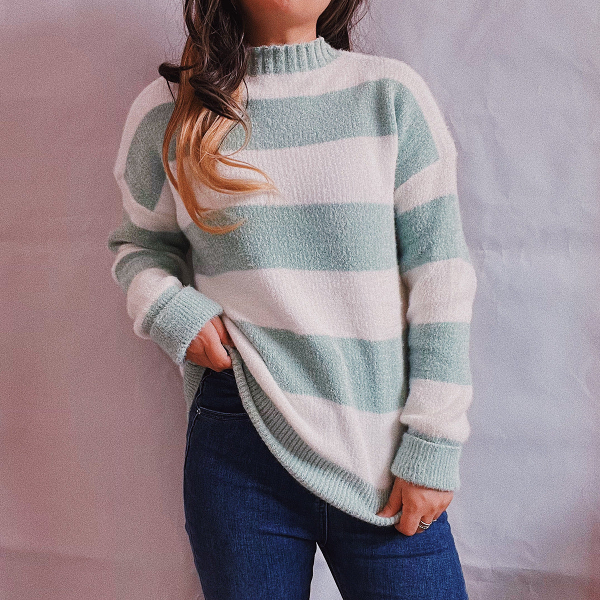 Pull en tricot pour femmes avec des rayures modernes en blocs et col haut Chic und Stil