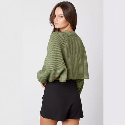Dames tendance, pull court en tricot avec structure côtelée et épaules tombantes Chic und Stil