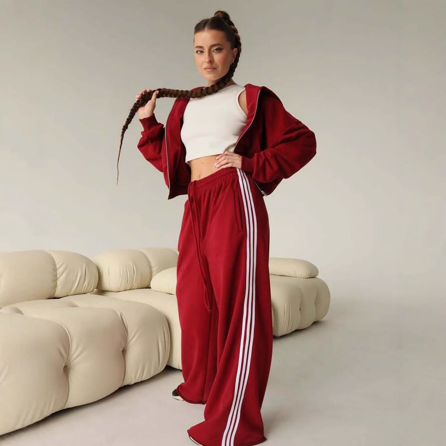 Sporty loungewear set for women with short jacket and comfortable jogger pants Chic and Style