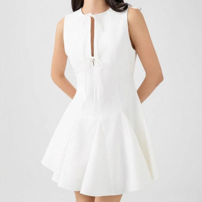 Robe de loisirs pour femmes avec des détails de nœuds raffinés et un ourlet flottant Chic und Stil
