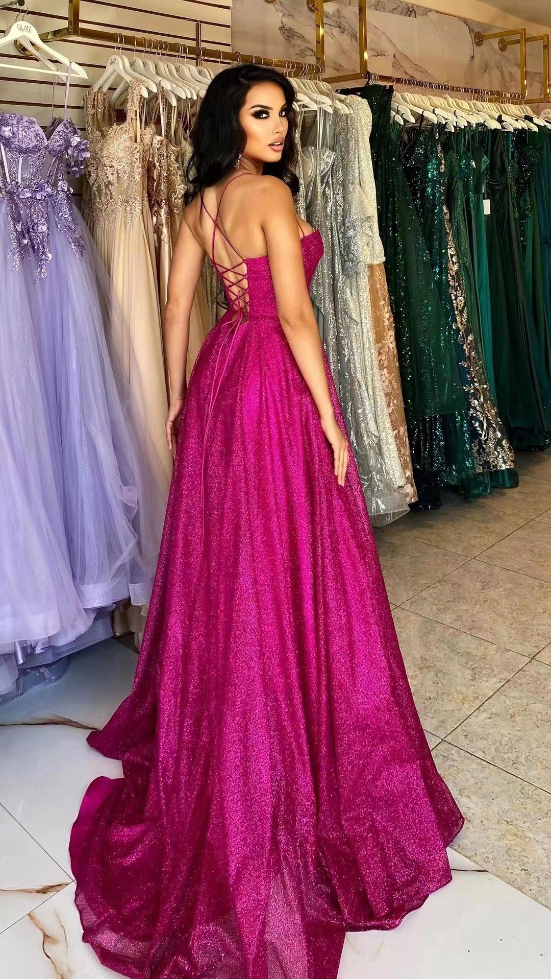 Robe de soirée glamour pour femmes avec décolleté profond et tissu scintillant Chic und Stil