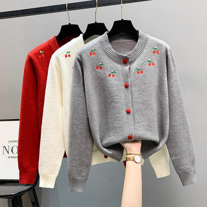 Dames cardigan ludique avec cerises brodées et boutons rouges Chic und Stil