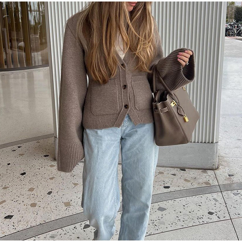 Dames cardigan en tricot décontracté avec une jolie patte de boutonnage et des poches pratiques Chic und Stil