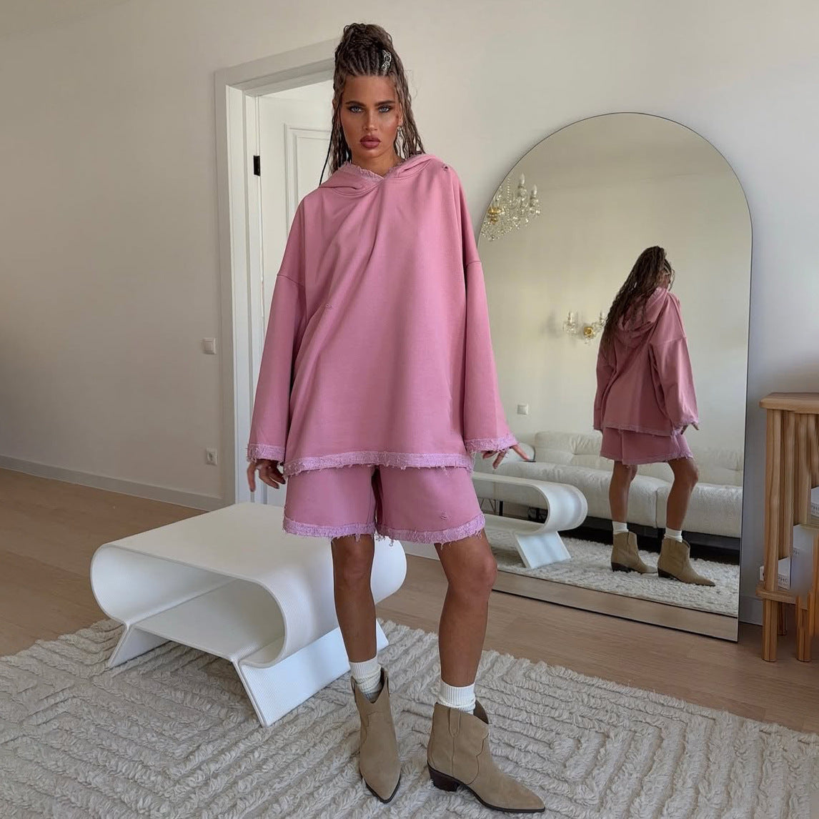 Dames sweat à capuche oversize sportif avec détails effilochés et ensemble de shorts Chic und Stil