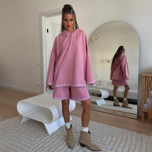 Dames sweat à capuche oversize sportif avec détails effilochés et ensemble de shorts Chic und Stil
