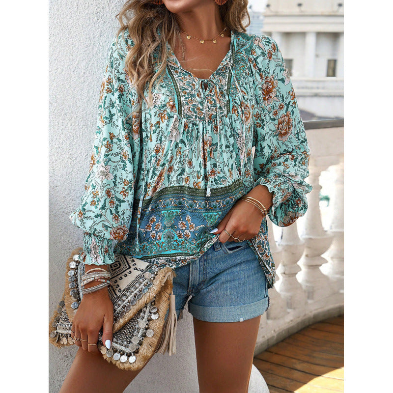 Blouse féminine légère avec motif floral et lacets détaillés Chic und Stil