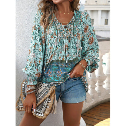 Blouse féminine légère avec motif floral et lacets détaillés Chic und Stil