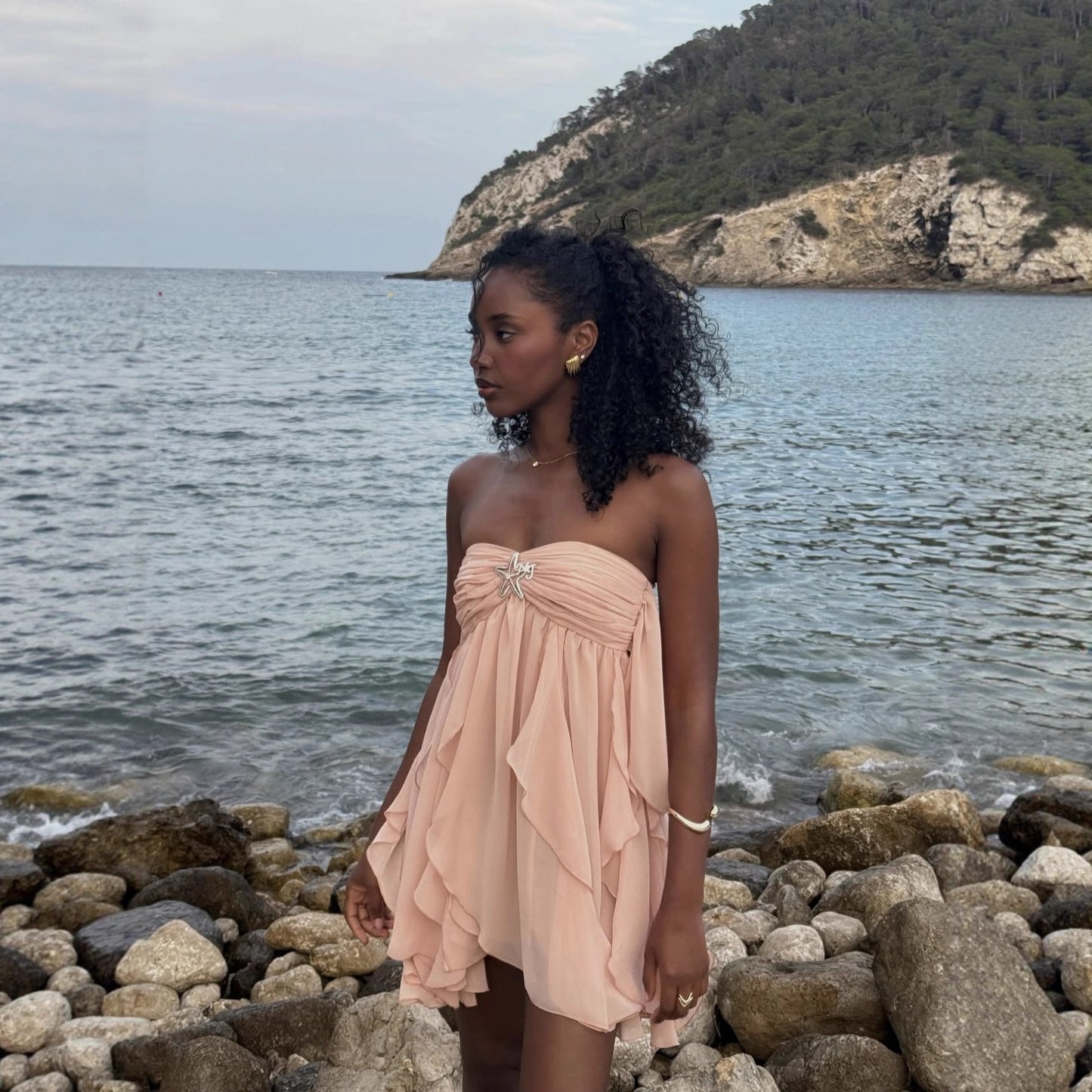 Robe de soirée pour femmes avec design volanté flottant et dos nu Chic und Stil