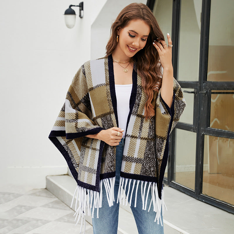 Elegant poncho for women with modern check pattern and fringes Chic and Style