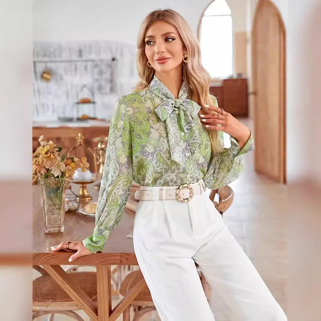 Chemisier pour femmes avec col à nœud et motif floral Chic und Stil