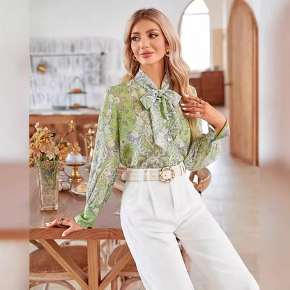 Chemisier pour femmes avec col à nœud et motif floral Chic und Stil
