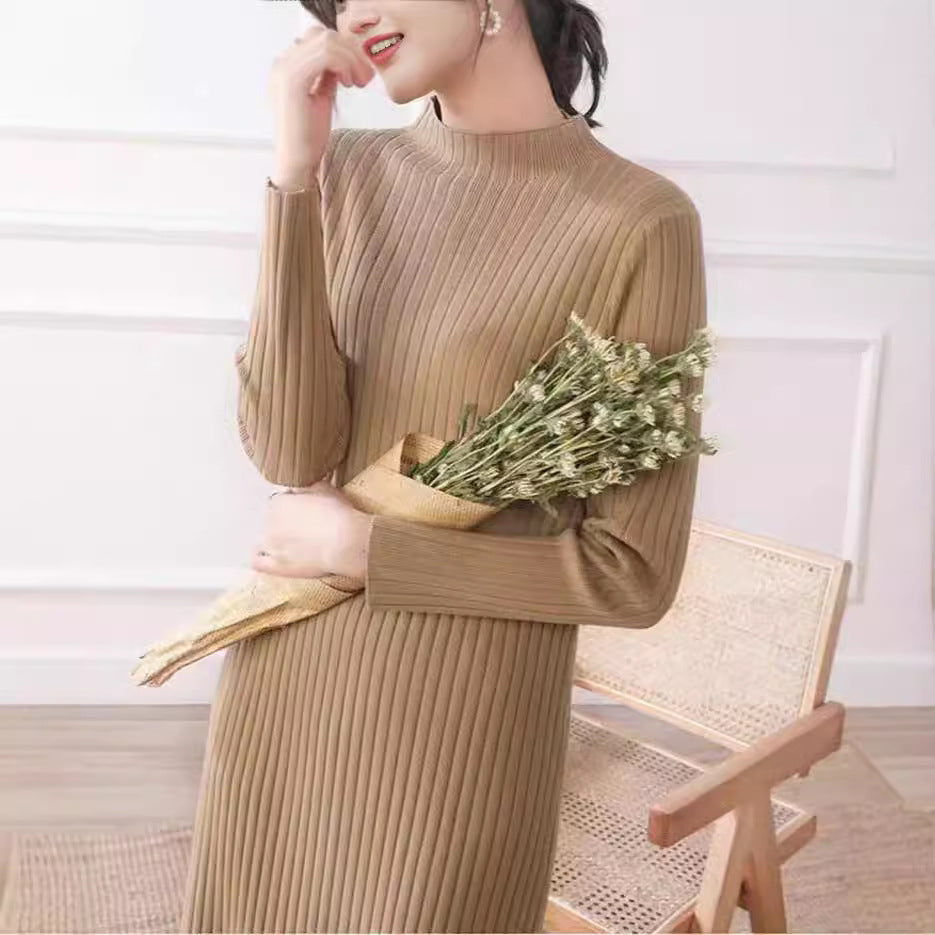 Robe en tricot pour femmes avec une fine texture côtelée et un col montant Chic und Stil