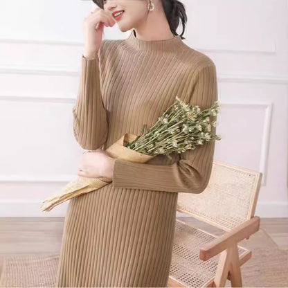 Robe en tricot pour femmes avec une fine texture côtelée et un col montant Chic und Stil