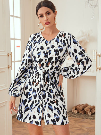 Robe à manches courtes pour femmes avec une élégante ceinture enroulée et un motif léopard à la mode Chic und Stil