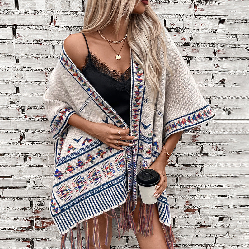 Women elegant poncho with colorful ethnic pattern Chic und Stil