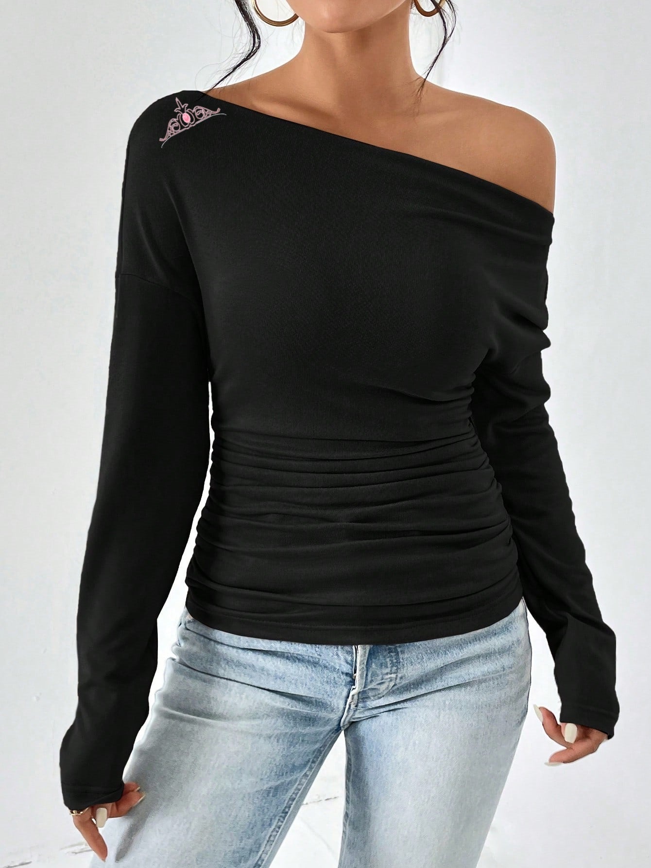 T-shirt à manches longues ajusté pour femmes avec décolleté asymétrique et fronces Chic und Stil